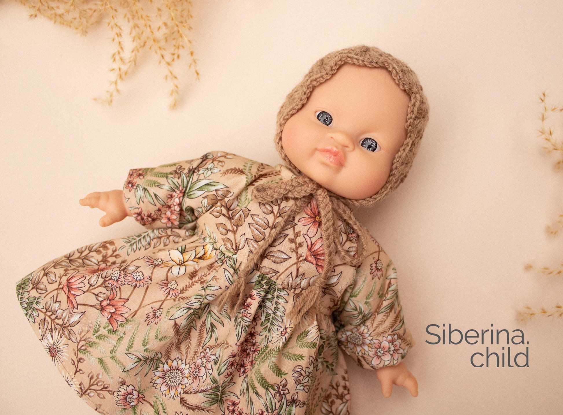 Inspired by blooming meadows and gentle days, this dress and bonnet set brings timeless charm to your doll's wardrobe.

The long-sleeved dress is made from soft cotton with an intricate wildflower print in warm earthy tones — perfect for woodland walks and vintage-style play. Paired with a hand-crocheted bonnet, the outfit adds a sweet, nostalgic touch to every doll adventure.



Handmade : dress from 100% Cotton, Bonnet from Wool/Acrilic yarn

&nbsp;Fits Minikane 28cm dolls