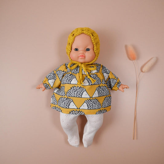 A cheerful outfit full of character and comfort! 🦔
This set includes a soft, long-sleeved cotton top featuring a charming hedgehog print in mustard tones — bold, fun, and perfect for woodland-inspired play. It’s paired with delicate white eyelet knit tights and a hand-crocheted mustard bonnet to keep your doll extra cosy and cute.