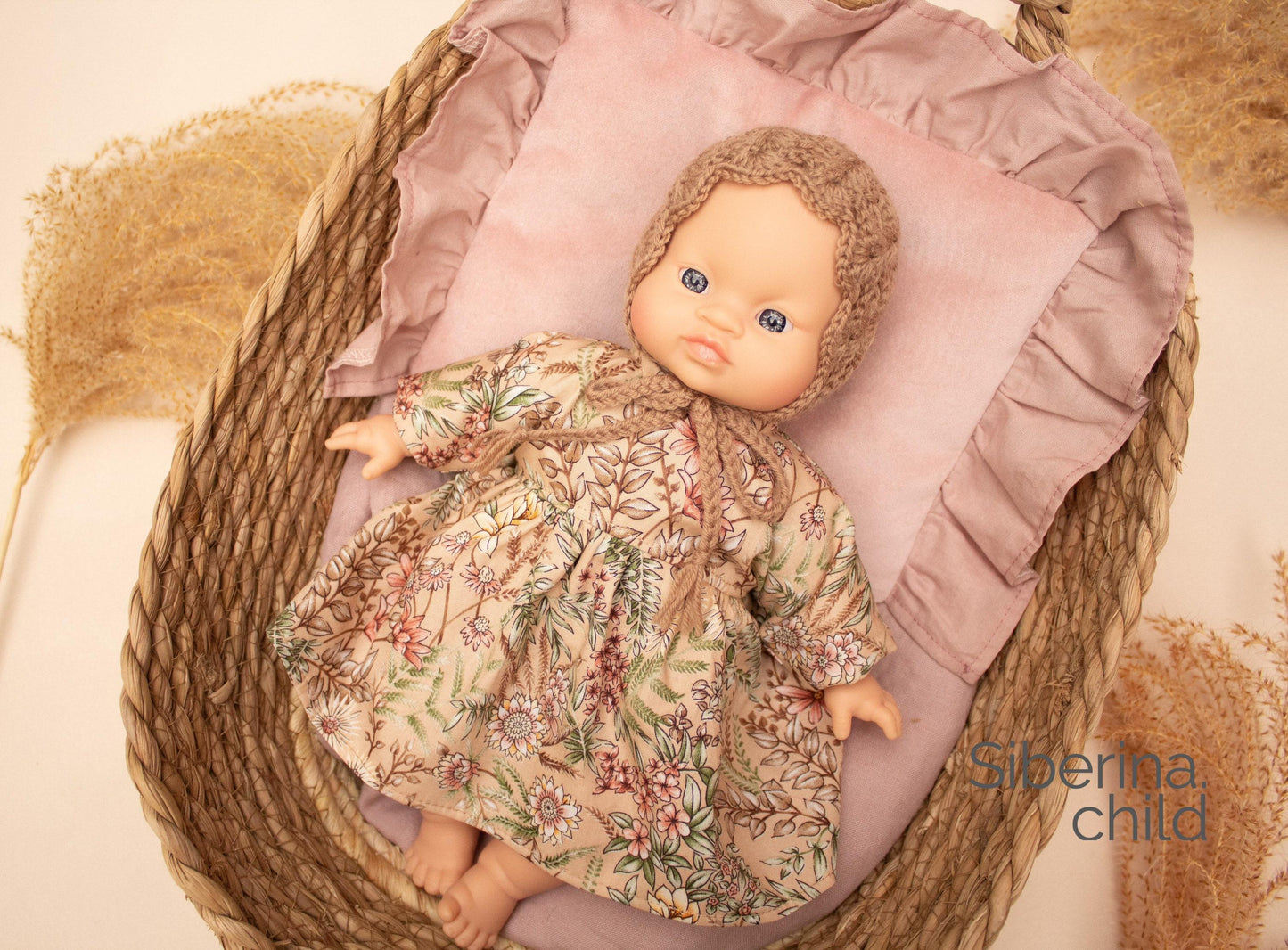Inspired by blooming meadows and gentle days, this dress and bonnet set brings timeless charm to your doll's wardrobe.

The long-sleeved dress is made from soft cotton with an intricate wildflower print in warm earthy tones — perfect for woodland walks and vintage-style play. Paired with a hand-crocheted bonnet, the outfit adds a sweet, nostalgic touch to every doll adventure.



Handmade : dress from 100% Cotton, Bonnet from Wool/Acrilic yarn

&nbsp;Fits Minikane 28cm dolls