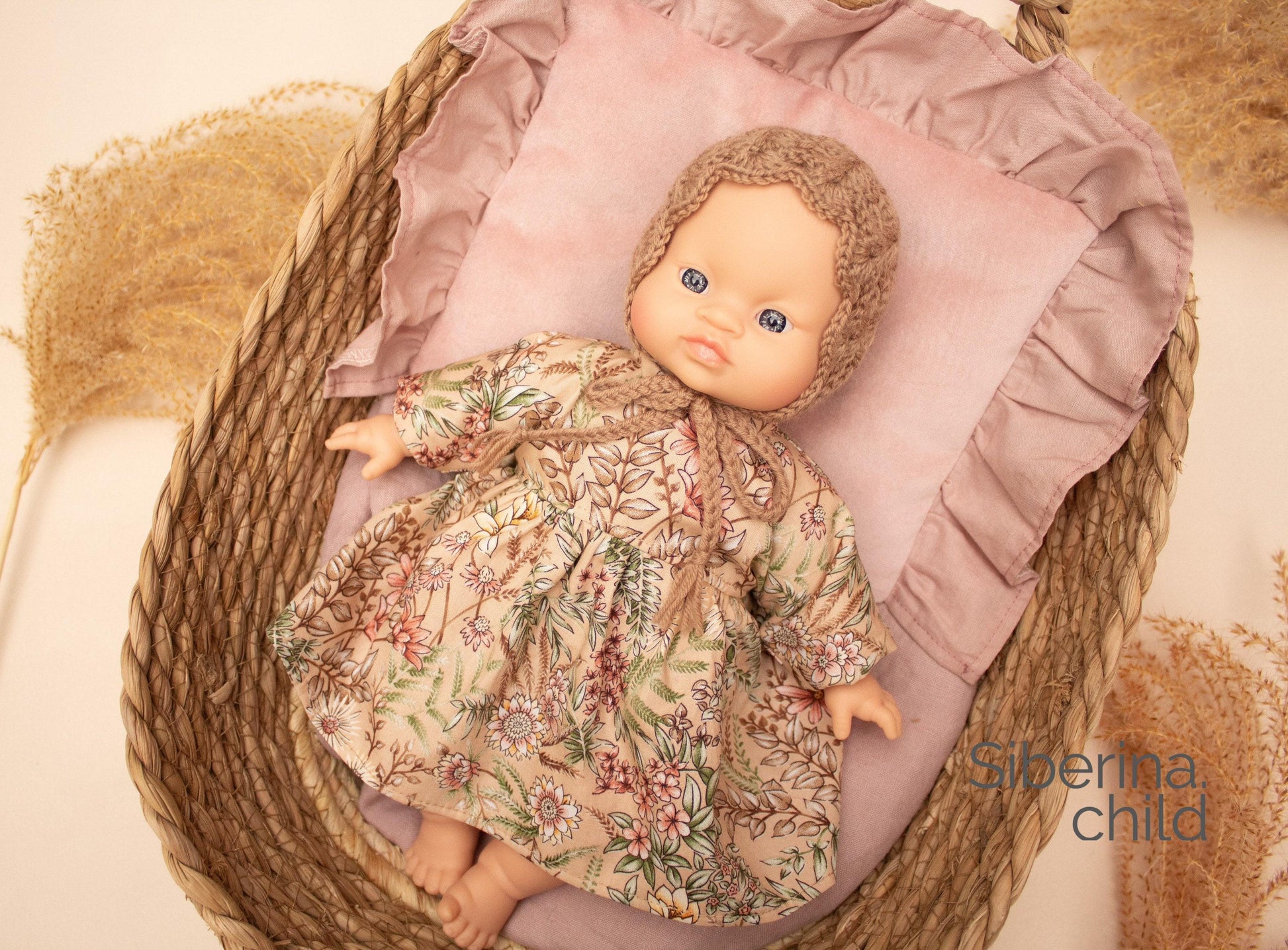 Inspired by blooming meadows and gentle days, this dress and bonnet set brings timeless charm to your doll's wardrobe.

The long-sleeved dress is made from soft cotton with an intricate wildflower print in warm earthy tones — perfect for woodland walks and vintage-style play. Paired with a hand-crocheted bonnet, the outfit adds a sweet, nostalgic touch to every doll adventure.



Handmade : dress from 100% Cotton, Bonnet from Wool/Acrilic yarn

&nbsp;Fits Minikane 28cm dolls