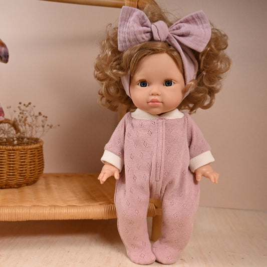 Soft, sweet, and ready for snuggles. This footed romper is made from a delicate dusty rose cotton knit with a subtle eyelet pattern — gentle on little hands and oh-so-cosy for doll play.

Finished with cream ribbed cuffs and front velcro closure for easy dressing, the set includes a matching oversized bow headband in soft double gauze — the perfect finishing touch for stylish dolls. You can purchase&nbsp; just the romper separately.

Handmade: Romper 100% Pointelle Cotton Jersey, Headband 10% Cotton 